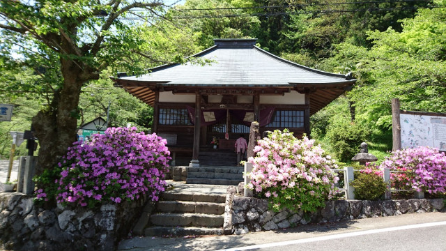 金太郎の生家跡・金太郎遊び石（地蔵堂）